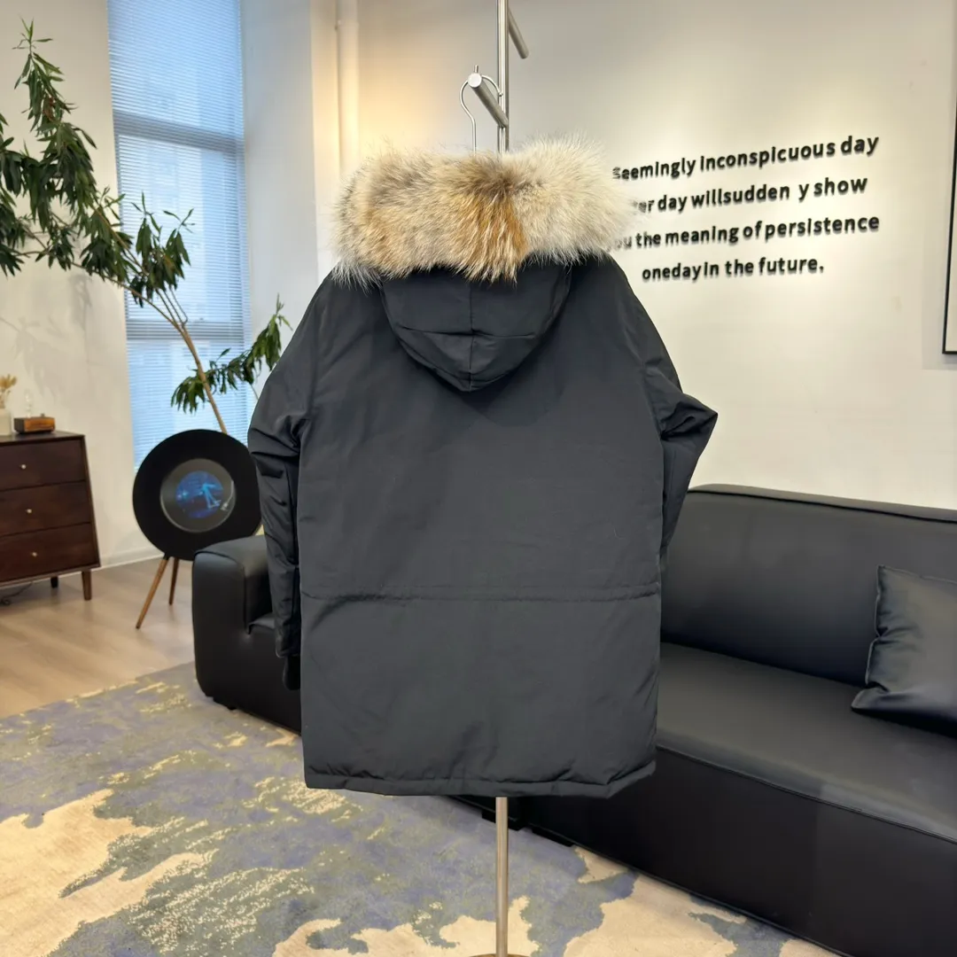 P800 🇨🇦Canada Goose "Canada Goose" 🇨🇦 Beichen White / 08 Expedition Parka 4660M Product color: black, off-white, red, sand pink, sky blue, graphite gray, Beichen white, navy, sky blue, gray camouflage gray black label Product size: XS, S, M, L, XL, XXL The Expedition was originally a parka designed for scientists at the McMurdo Research Station in Antarctica. Whether your next journey takes you into the frozen urban jungle or across uncharted ice fields, wear Canada Goose's Expedition Parka and get proven results year after year in Antarctica by the National Science Foundation's Center for Polar Research.  Material list: 1⃣ Uses Y-shaped Velcro imported from Taiwan (exclusive in the market) 2⃣ Uses 18-count polyester-cotton blended fabric imported from South Korea (authentic synchronized fabric) 3⃣ National standard 80% white duck down, (zp uses 80% white duck down/90% of all boasts are fake) 4⃣ Western Canadian coyote hair (non-market dyed fox hair filled with wolf hair) Material analysis characteristics: 1⃣ The original/polyester-cotton fabric has a high polyester fiber content, and the polyester-cotton fabric has high heat and light resistance and good stability. It has bright colors, high fiber strength, durability, light resistance, heat resistance, and straightness. 2⃣ As we all know, the original version uses 80% white duck down. The fill power refers to the cubic inches of volume occupied by each ounce (30 grams) of down under certain conditions. If one ounce of down occupies 500 cubic inches, the fill power of the down is 500. So we can simply understand it as: fill power is the volume of down, and the volume of down is fill power. The higher the fill power of down, it means that under the same filling amount, down can fix a larger volume of air layer to keep warm and insulate, so the warmth retention of down is better. 3⃣ Western Canadian coyote hair, "large range of selected neck hair" is soft and fluffy, each wolf hair is 60-63 long / 14-16 wide at the peak, this width + preferred parts. It is basically unmatched by the same industry